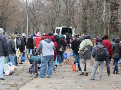Homeless people waiting for food distribution - Budapest-stock-foto
