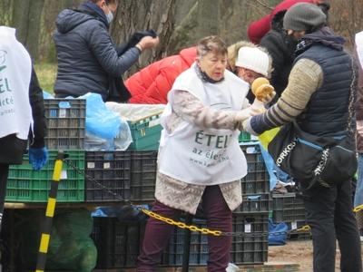 Food distribution in Budapest at a kitchen of Poors-stock-foto