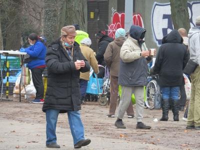 Food distribution for People in need - Hot tea-stock-foto