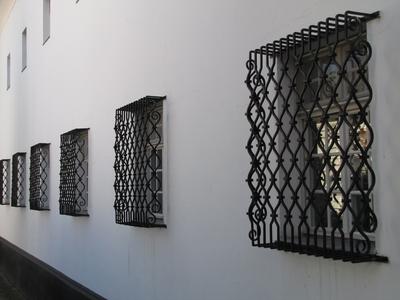 Ornate windows Grilles - Monastery - Kecskemét-stock-foto