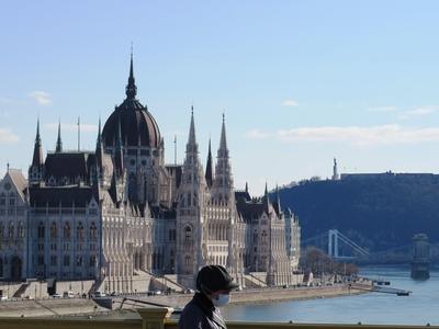 Budapest view - Woman crossing Margaret bridge - Parliament - Danube - Gellért Hill-stock-foto