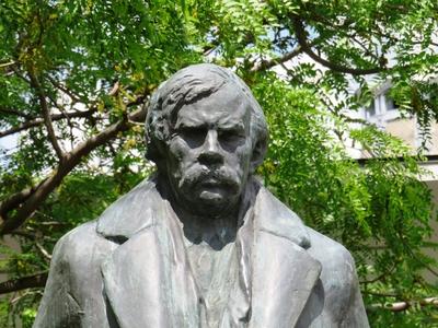 Statue of Móricz Zsigmond - Hungarian writer - Budapest-stock-foto
