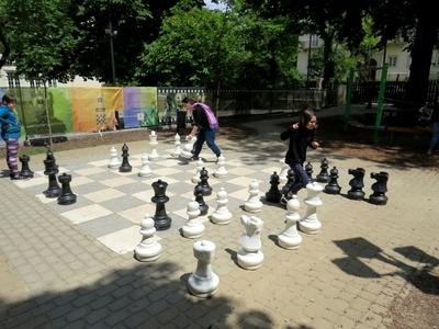 Children playing chess - Giant chessboard - Game-stock-foto