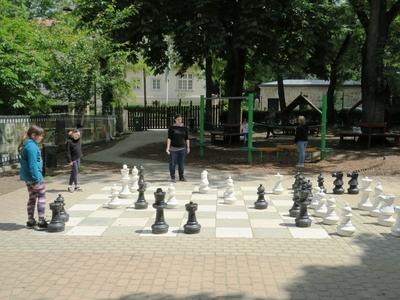 Giant Chessboard - Chidren playing chess - Budpest-stock-foto