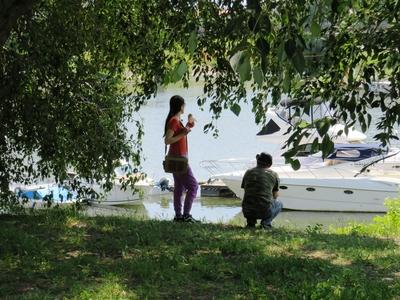 Resting couple under a tree - Baja - Hungary-stock-foto