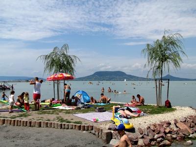 Fonyód, 19 August 2014Summer at Balaton lake, the Beach of Fonyód. Badacsony mountain in front.Strandolók a Balaton partján, Fonyódnál. Szemben a Badacsony.-stock-foto