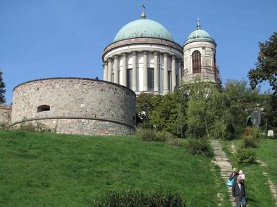 Esztergom, 2013. szeptember 29.A várdomb erõdítménnyel és a bazilika kupolái. Elõtérben a várdombról lépcsõn lefelé haladó turisták.-stock-foto