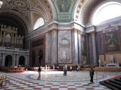 Esztergom basilica Interior - Visitors - Hungary-stock-foto