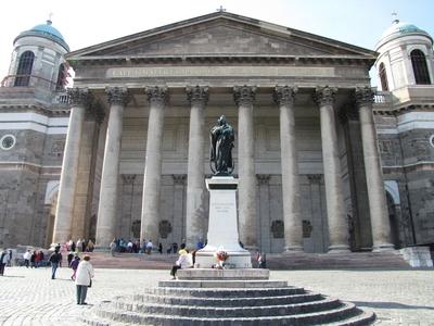 Basilica of Esztergom - Facade - Lady of Hungary statue-stock-foto