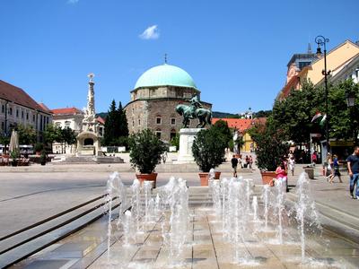 Pécs historical square - Fountain - Hungary-stock-foto