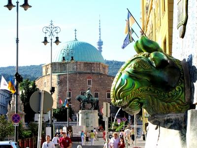 Pécs - Ox head of Zsolnay well - Mosque - Széchenyi square-stock-foto