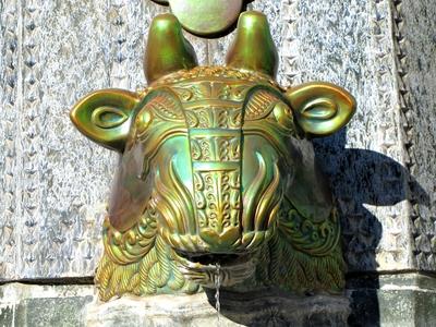 Zsolnay well - Pécs - Ox head -Hungary - Ceramic-stock-foto