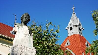 Ngykőrös - Arany János School - Bust of Arany-stock-foto