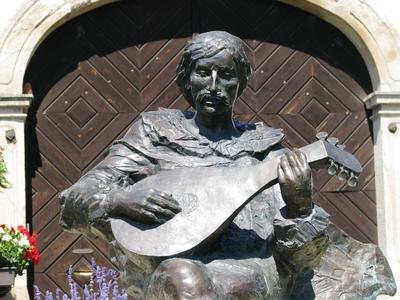 Eger, 2008. augusztus 20. The statue of Sebestyén Lantos Tinódi under the castle of Eger. The work of David Raffay from 2000.Tinódi Lantos Sebestyén szobra az egri vár alatt. Raffay Dávid alkotása 2000-ből.-stock-foto