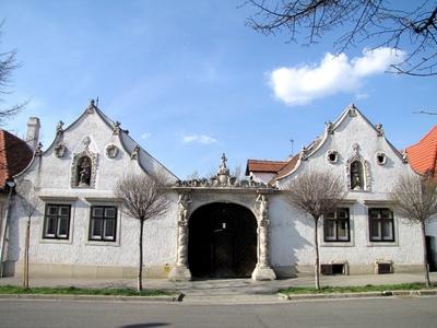 Sopron, 2014. március 22.Two Moorish houses on Szent Mihály street. It was built in the Baroque style around 1710. The gate is framed by two Corinthian twisted columns, each with a Moorish shape at the top.A Szent Mihály utcai Két mór-ház. Népiesbe hajló barokk stílusban épült 1710 körül. A kaput két korinthoszi csavart oszlop keretezi, tetején egy-egy mór alakjával.-stock-foto
