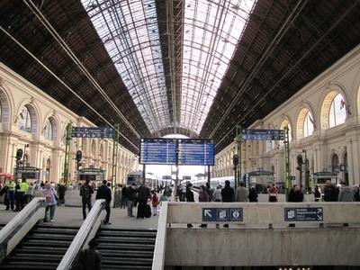 Budapest - Keleti Railway Station - Trains and Passengers-stock-foto