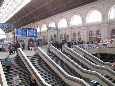 Keleti Railway station - Stairs - Passengers - Hall - Trains-stock-foto