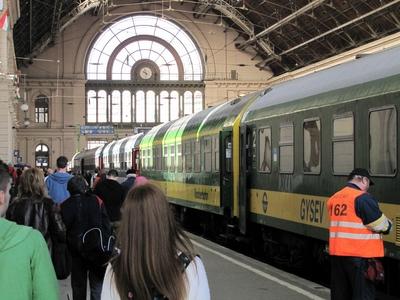 Train - Keleti Railway station - Passengers - Hall-stock-foto