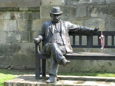 Hungarian writer Mikszáth Kálmán statue - Horpács-stock-foto