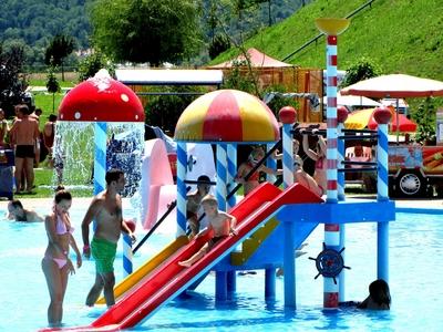 Children enjoy the slide and water on the Aqua City beach in Zalaegerszeg - Hungary-stock-foto
