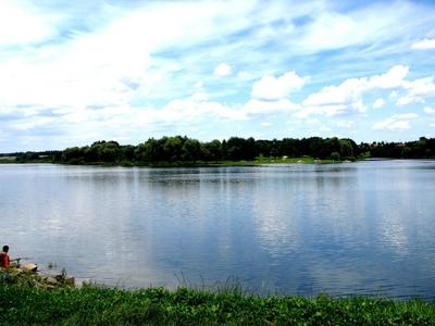 A child fishing at Lake Gébárti, near Zalaegerszeg - Hungary-stock-foto