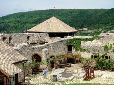 Sümeg - Tourists walk in the Castle Courtyard - Hungary-stock-foto