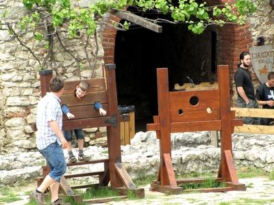 Sümeg Castle - Child trying a medieval pallet - Hungary-stock-foto