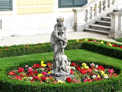 Schönbrunn palace park - Statue surraunded by flowers-stock-foto