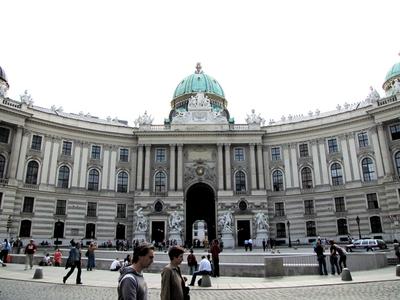 Vienna's Imperial Palace entrance - Austria-stock-foto