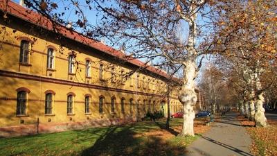 Kiskunfélegyháza - Kossuth Lajos street - Old barracks - Hungary-stock-foto