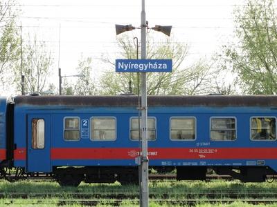 Railway train at the Nyíregyháza railway station - Hungary-stock-foto
