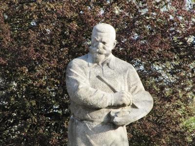 Hungarian painter Bernczúr Gyula statue - Nyíregyháza-stock-foto