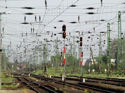 Wire jungle - Nyíregyháza railway station - Hungary-stock-foto