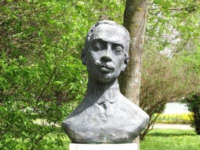 Hungarian writer Krúdy Gyula bust - Nyíregyháza Sóstó - Hungary-stock-foto