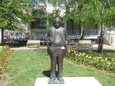 Statue of Hungarian writer Móricz Zsigmond - Nyíregyháza-stock-foto