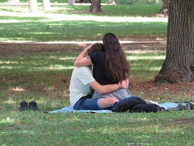 Couple in love on the lawn of Margaret Island - Budapest-stock-foto