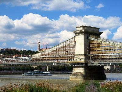 Budapest Chain Bridge under renovation - Hungary-stock-foto