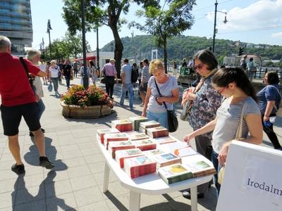 People looking at books at the Budapest International Book Festival on the Danube Promenade.-stock-photo