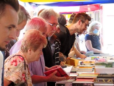 Budapest International Book Festival - People reading-stock-foto