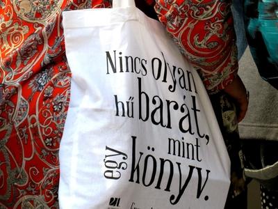 A bag with the words "There is no faithful friend like a book" on a lady's shoulder at the Budapest International Book Festival.-stock-foto