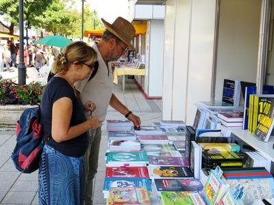 Budapest International Book Festival - Interested people-stock-foto