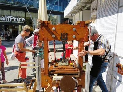 Old printing machine demonstration - Book festival - BUdapest-stock-foto