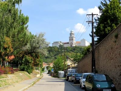 Street with the Archabbey of Pannonhalma at the top of the hill - Hungary-stock-foto