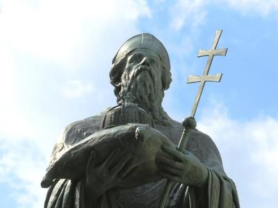 St. Astrik statue with the Crown - Pannonhalma - Hungary-stock-foto