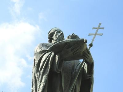 St. Astrik statue with the Crown - Pannonhalma - Hungary-stock-foto