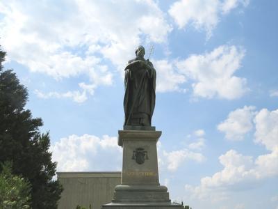 St. Astrik statue - Pannonhalma Archabbey - Hungary-stock-foto