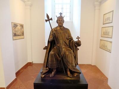 Statue of King St. Stephen at the Archabbey of Pannonhalma - Hungary-stock-foto