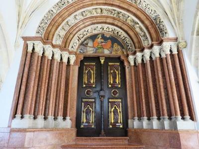 Gate of Pannonhalma basilica - Hungary-stock-foto