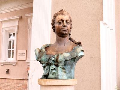 Bust of Maria Theresa - KIstelek - Installer Empress-stock-photo