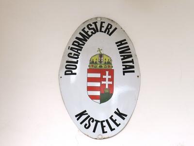 Nameplate of Kistelek Mayor's office - Hungary-stock-foto